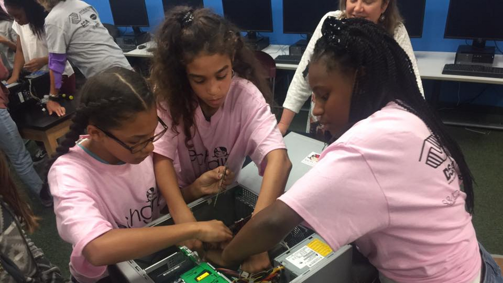 TechGirlz explore a computer